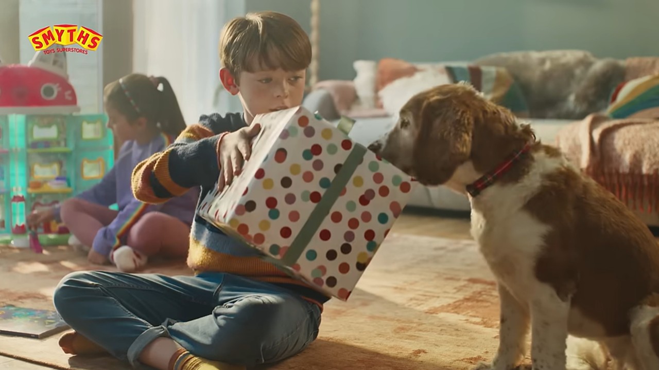 Kerst 2025: Kind met sproetjes en een hond