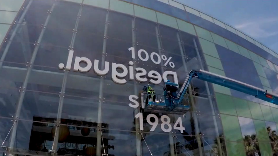 Desigual heeft logo permanent gespiegeld