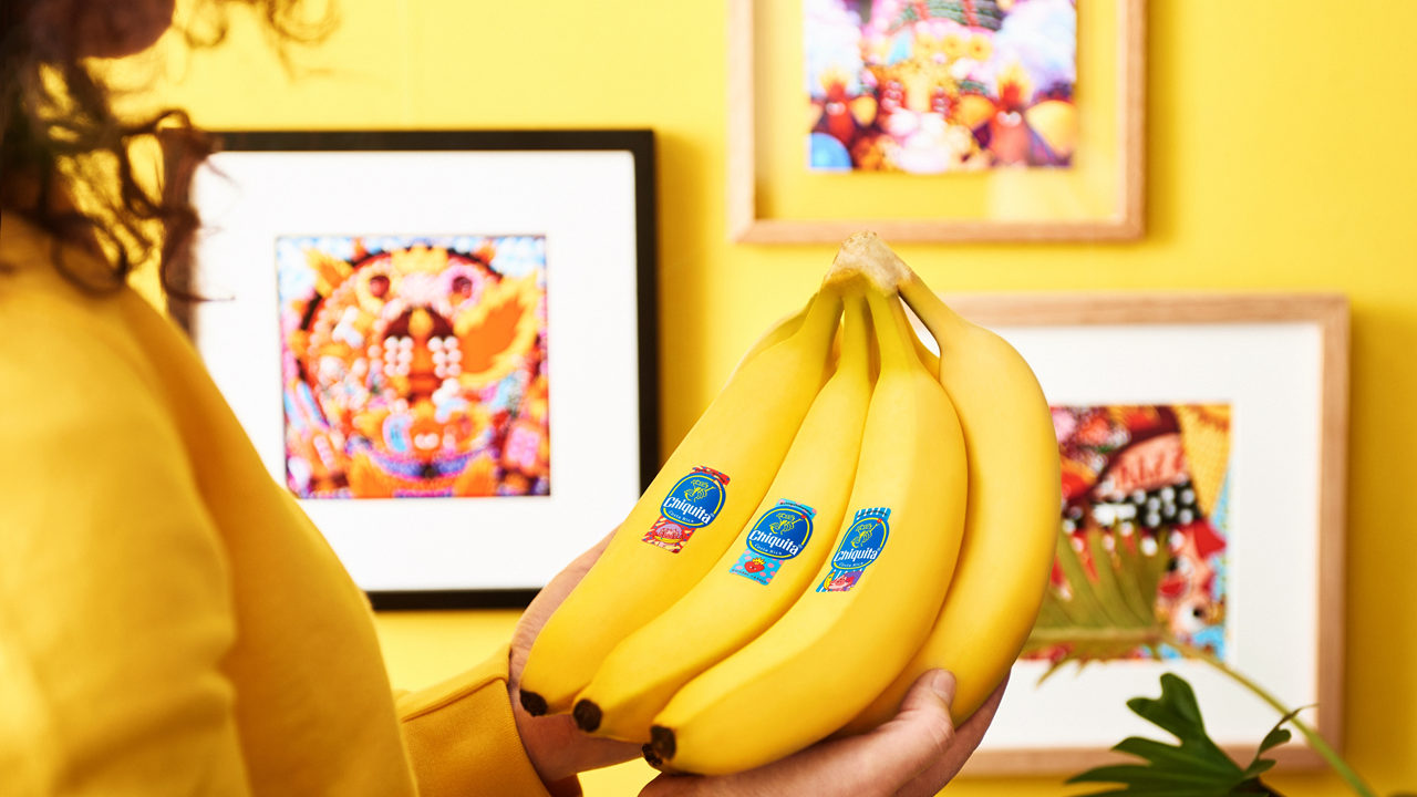 Ricardo Cavolo ontwerpt vrolijke decemberstickers voor Chiquita