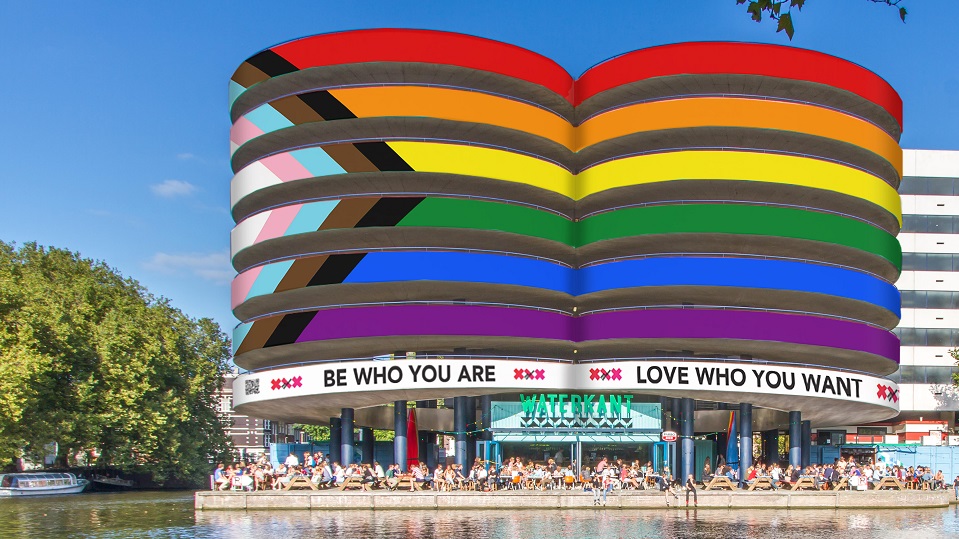 Grootste Progress Pride vlag ter wereld op Waterkant Amsterdam