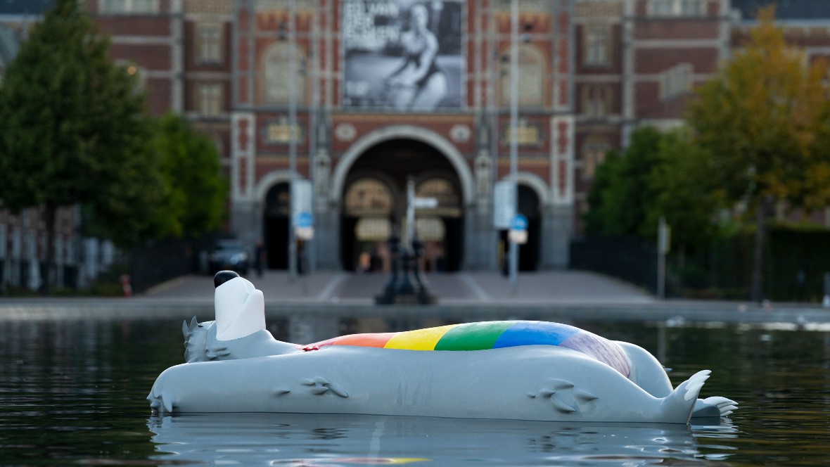Streetart Frankey laat Pride voortdobberen