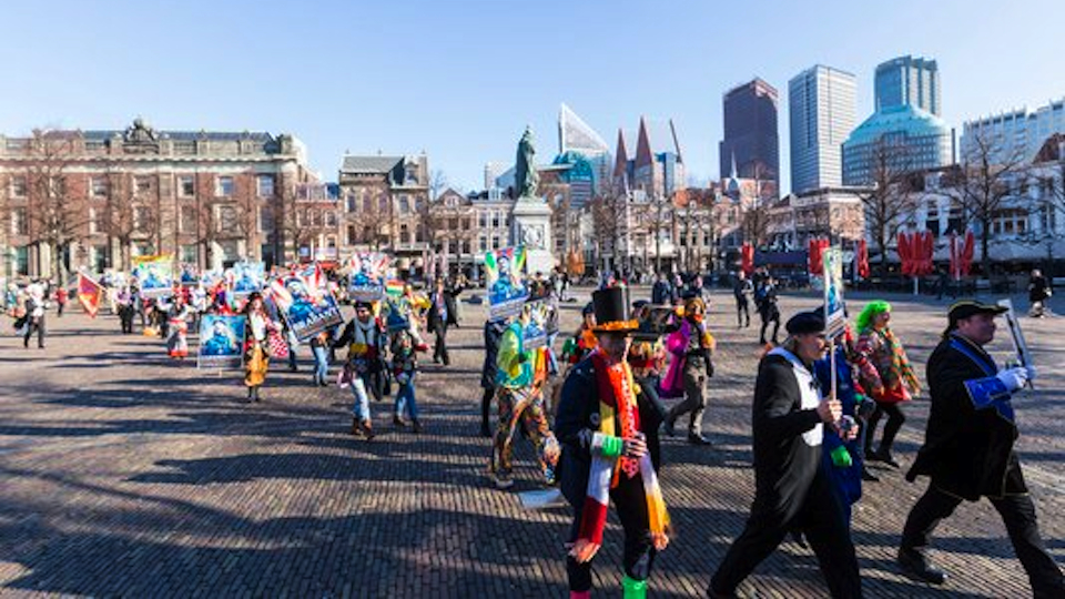 Bavaria trekt met carnavalsstoet naar Den Haag