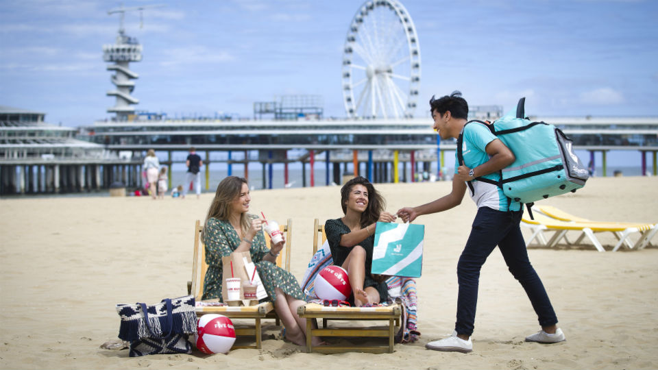 Deliveroo bezorgt tot op het strand 