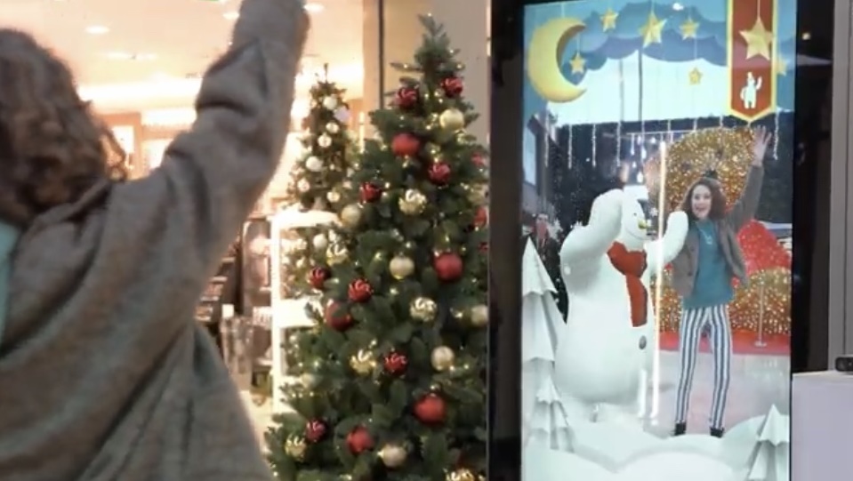 Shoppers beleven kerstervaring via AR op digitale schermen