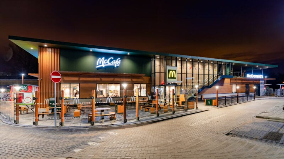 McDonald's daagt gasten uit afval goed weg te gooien