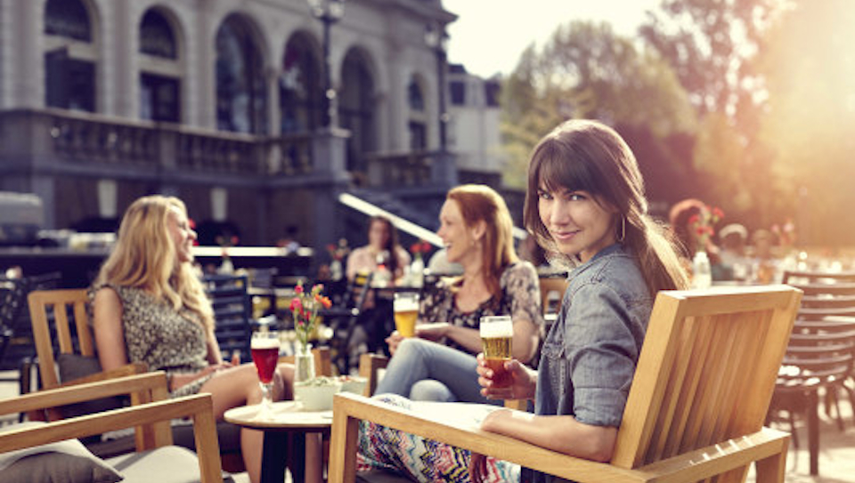 Nationaal Bieronderzoek 2020: na versoepeling liefst een glas bier op terras met vrienden