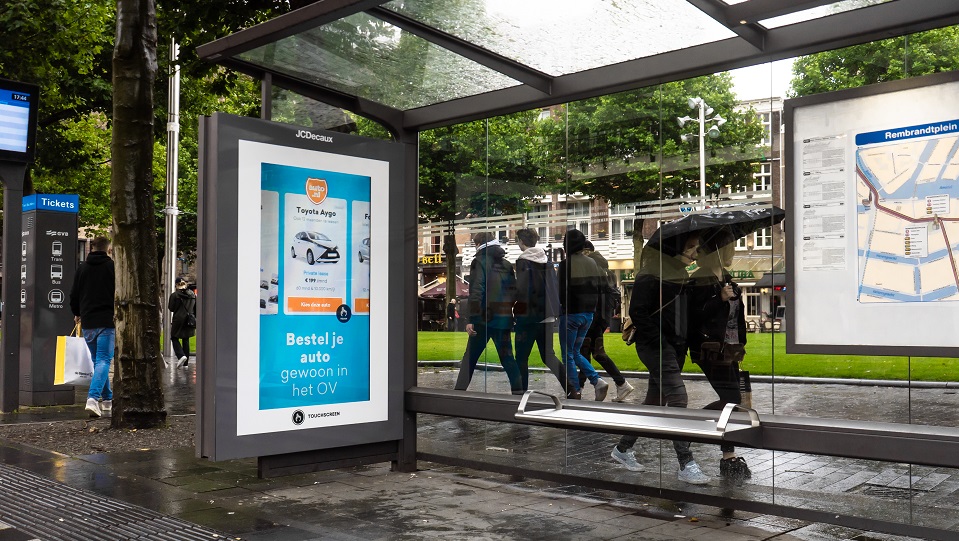 Auto.nl maakt van bushokje op Amsterdams Rembrandtplein tijdelijke vestiging 'OV-mijders'