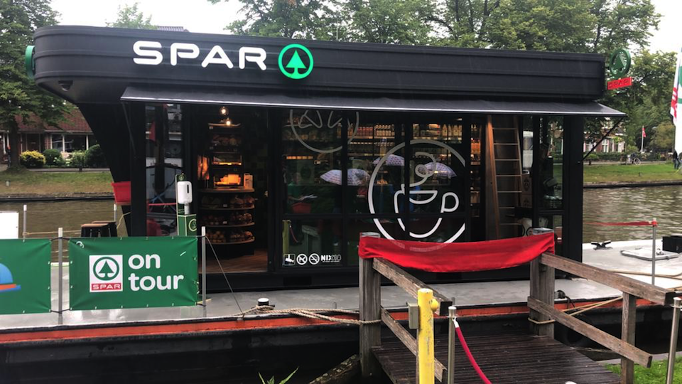 Spar met varende 1-persoonswinkel on tour in Friesland