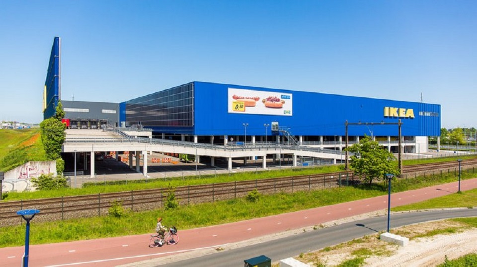 Ikea plaatst voor het eerst zonnepanelen op gevel gebouw