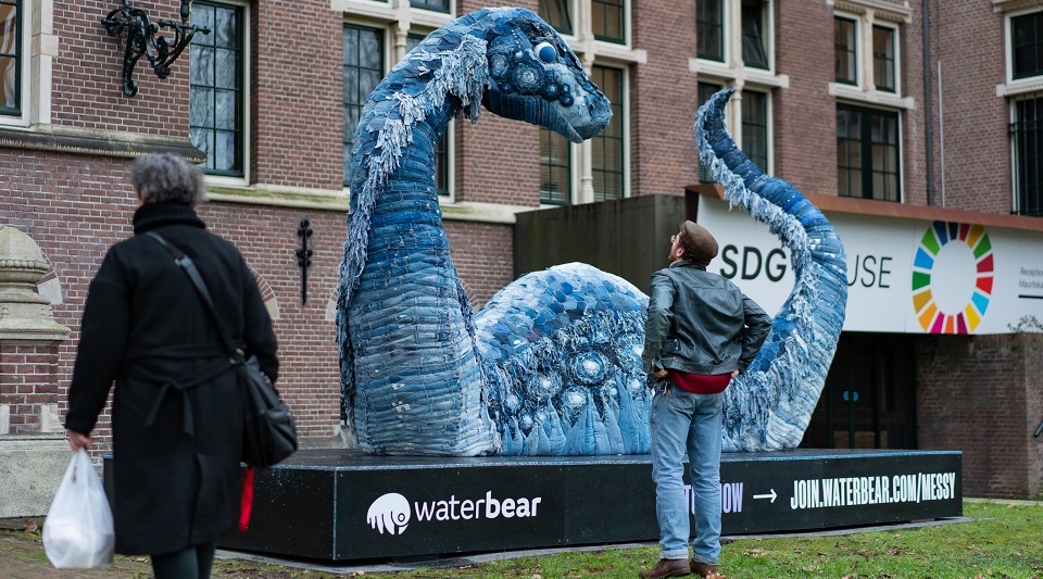 Messy-kunstwerk gemaakt van 800 paar Mud Jeans arriveert bij KIT