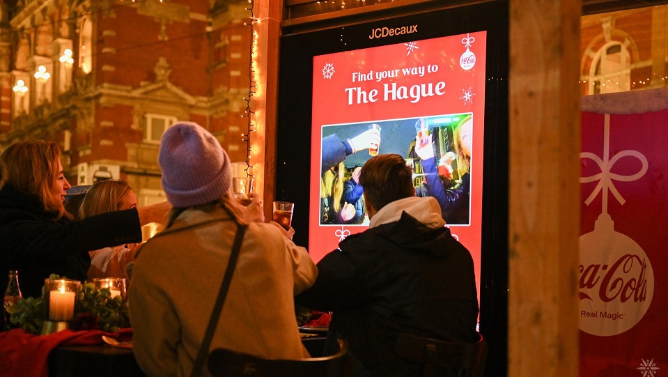 Coca-Cola primeur met interactieve DOOH-campagne en abri-livestream