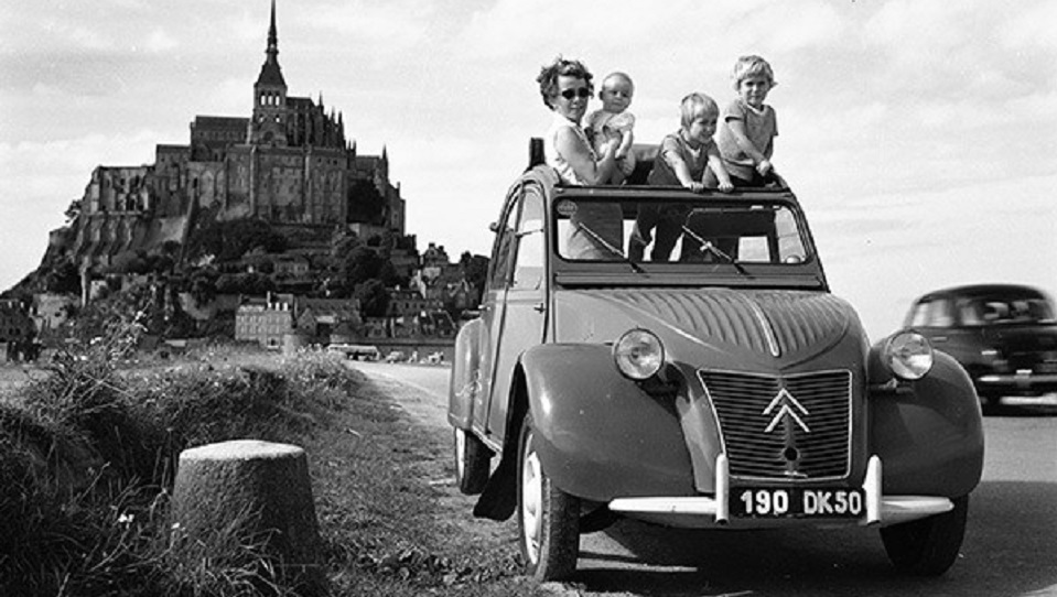 Iconische Citroën 2CV blaast 75 kaarsjes uit
