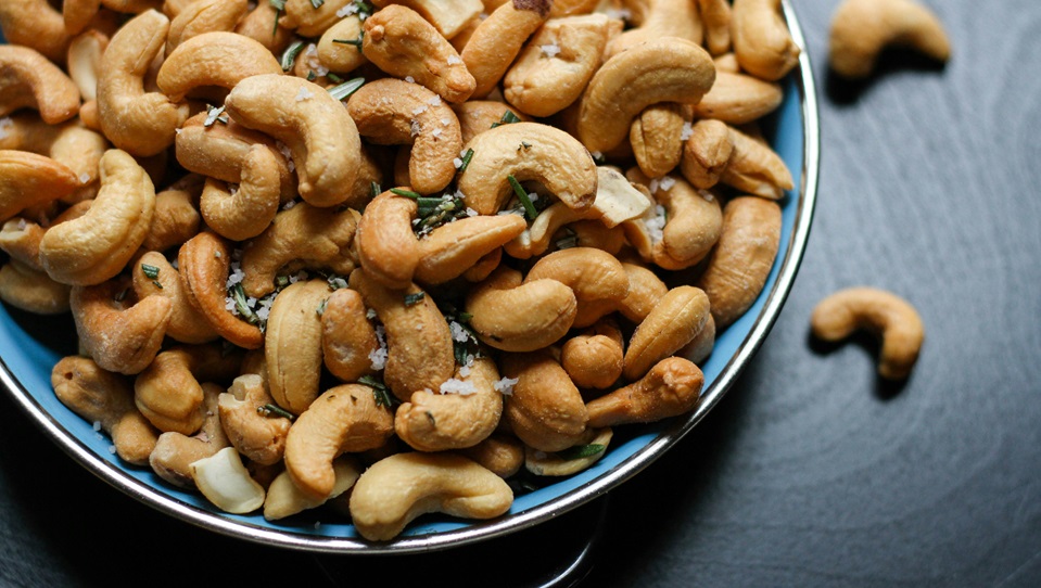 CBL-supermarkten willen per 2030 de cashews duurzaam gecertificeerd 