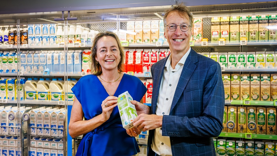 AH introduceert kijk-, ruik- en proef-logo op zuivelverpakkingen