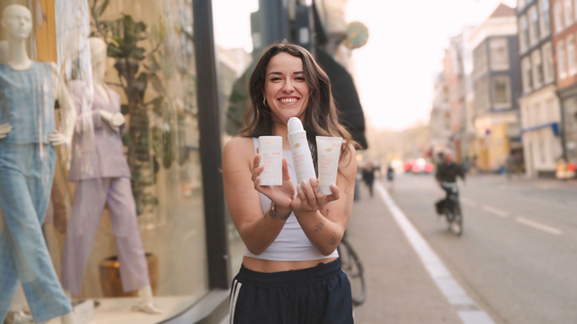 Dove pro lichaamsgeur met 'Be fearless - smell beautiful everywhere'