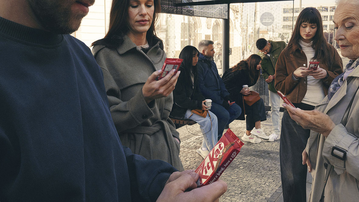 KitKat ruilt smartphones in voor chocola in geestige OOH-campagne