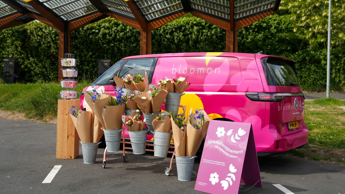 Bloomon en Fastned verrassen met bloemenkiosk