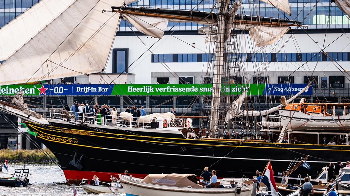 Sail-primeur: drijvend Verpact-recyclepunt en Heineken-bar 