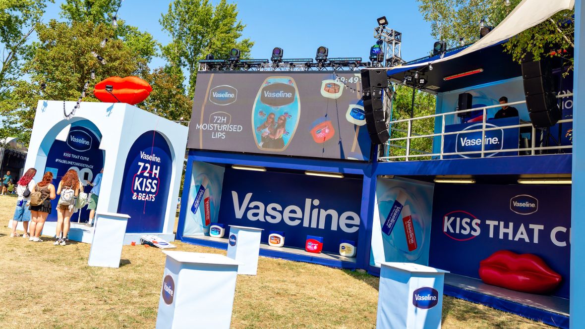 Vaseline richt zich op Gen Z met 'Kiss & Beats' op Sziget