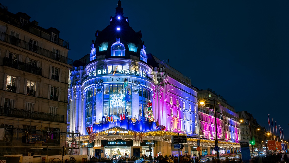 Rel in Parijs na verwelkoming Shein door warenhuis BHV Marais 