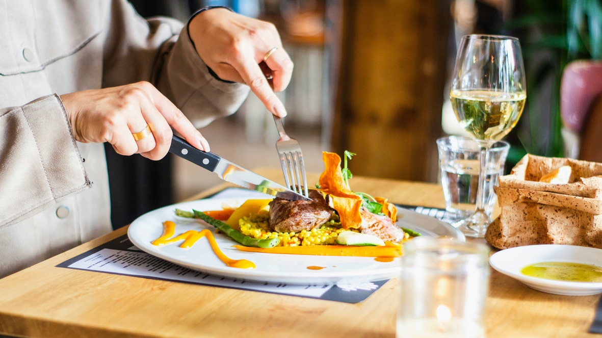 FSIN: Nederlanders eten uitbundiger maar minder vaak buiten de deur