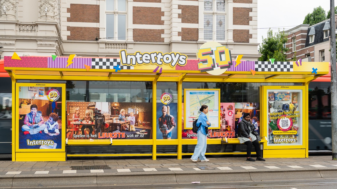 Intertoys viert jubileum met nostalgische abri's