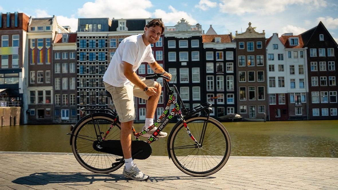 Twee Nederlandse iconen op één fiets