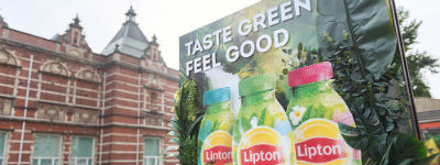 Lipton promoot groene ijsthee met begroeide buitenreclame