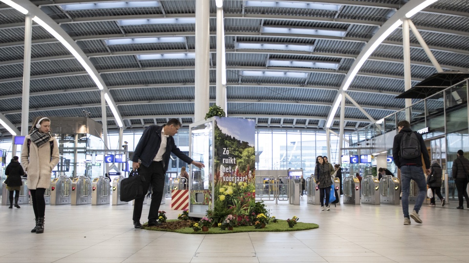 Hornbach verrast met onderbroek-automaat in stationshal