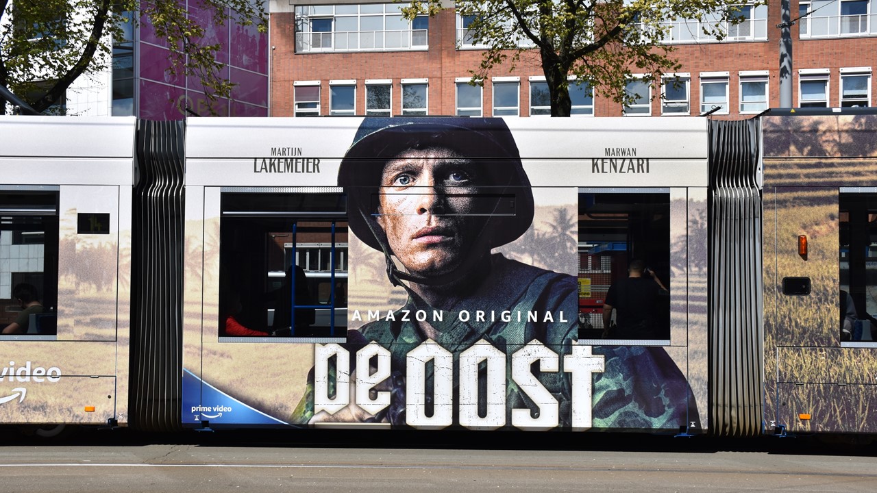 Film De Oost domineert ook het straatbeeld