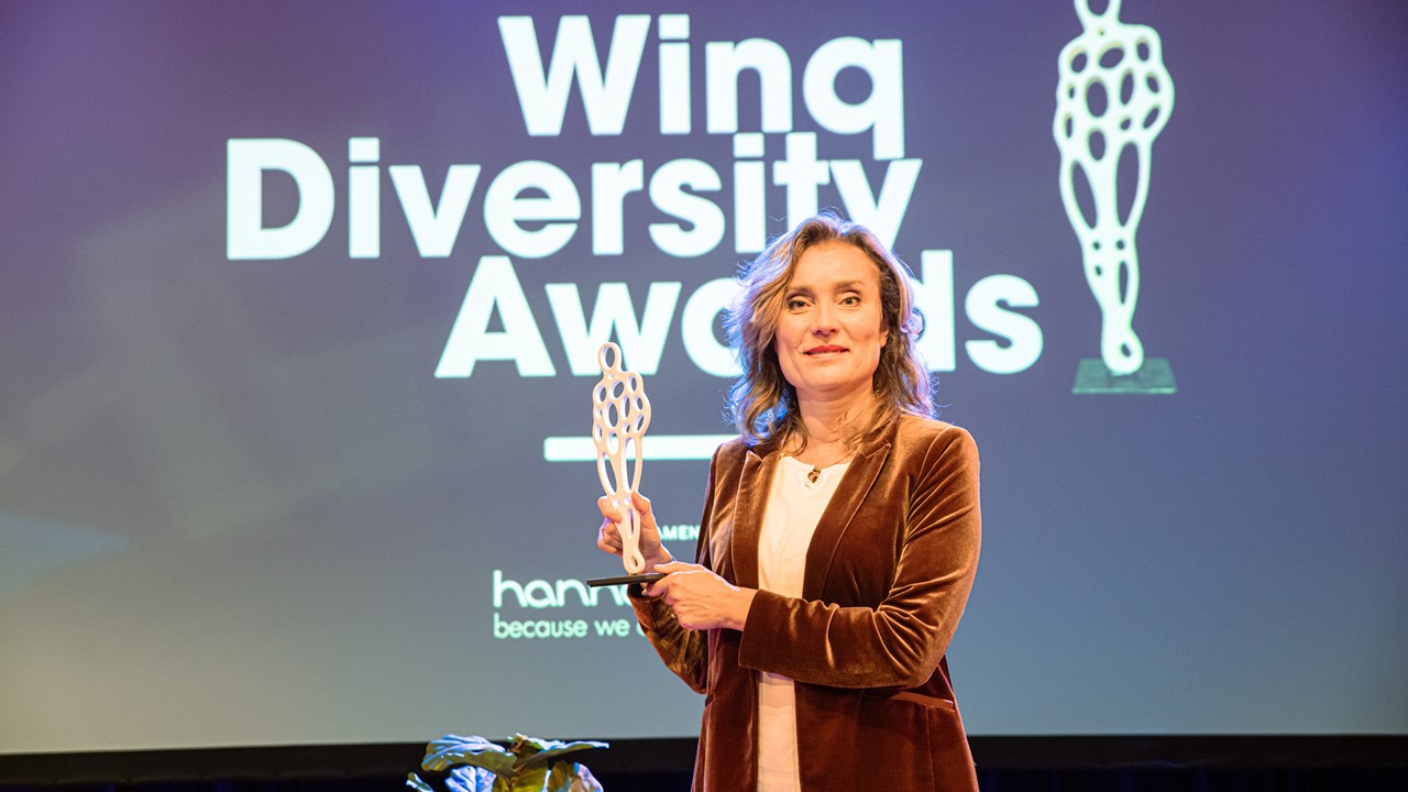 Kamervoorzitter Vera Bergkamp ontvangt Winq Award