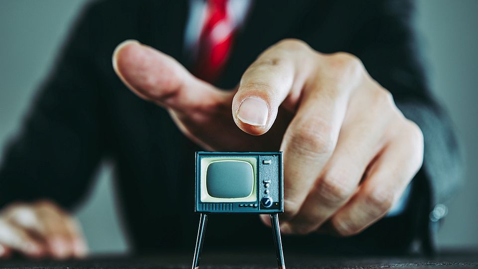 Tv-reclames 2023: bestedingen lineaire tv dalen, bestedingen online video stijgen