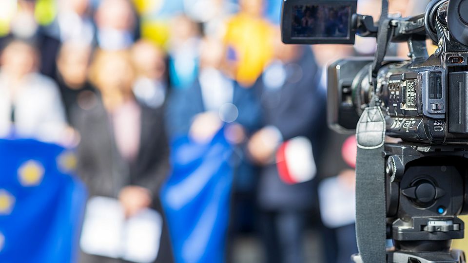 Minister wil verlenging concessie publieke omroep met twee jaar