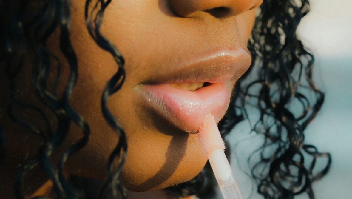 Nieuwe podcast Beauty Bullshit onderzoekt cosmeticamerken