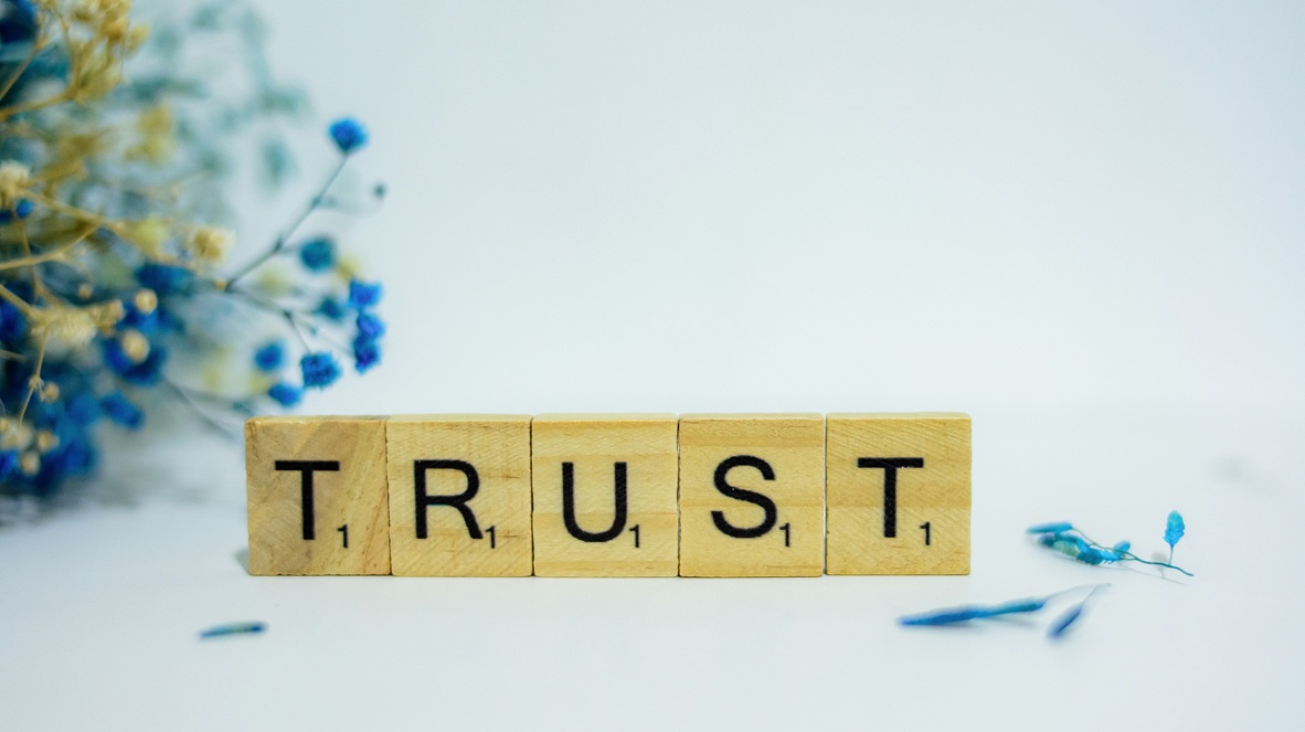 Vertrouwensmonitor: Jongeren volgen nieuws vooral via social media - vertrouwen zakt