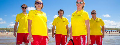DHL sponsort reddingsbrigade langs Katwijkse stranden
