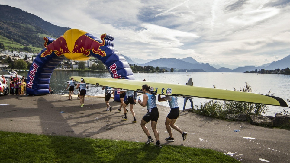 Red Bull roeit mee met Holland 8