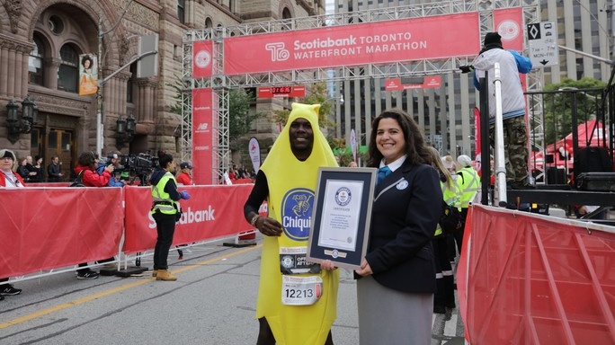 Hardloper in Chiquita-pak breekt wereldrecord