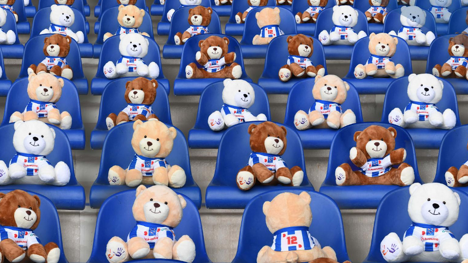 KiKa vult lege Heerenveen-tribunes met knuffelberen