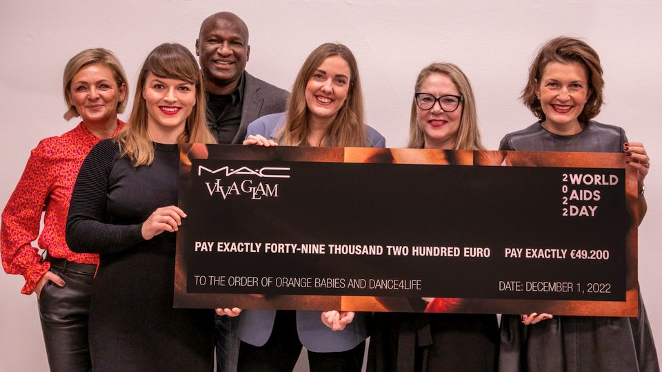 M·A·C Cosmetics doneert aan Orange Babies en Dance4Life