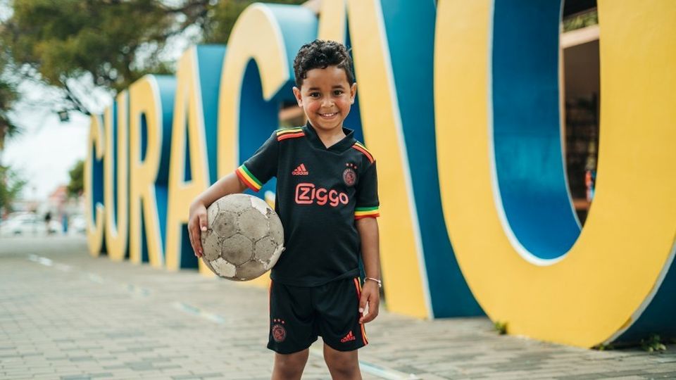 Ajax en Sandals vieren één jaar samenwerking in Future Goals