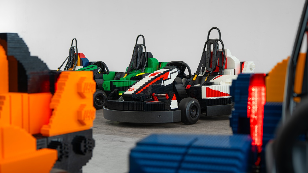 Lego laat opnieuw Formule 1-coureurs in Lego-auto rijden 